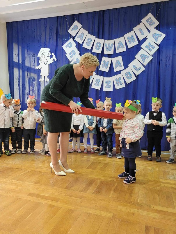 Pasowanie na Przedszkolaka - od dzisiaj jesteśmy prawdziwymi przedszkolakami. Brawo dla odważnych Misi&oacute;w!!!