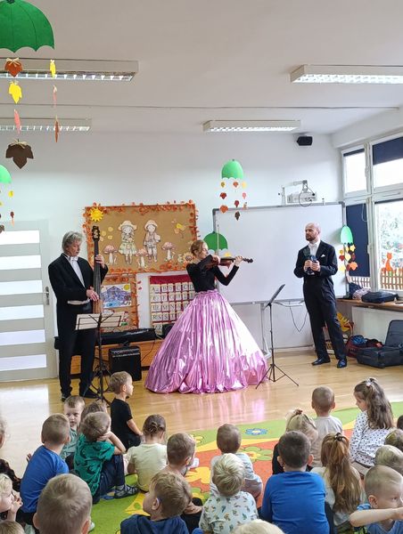 Koncert muzyczny pt:"Wesołe walce i polki czyli Zosia na cesarskim dworze" organizowany przez Lubuskie Biuro Koncertowe.