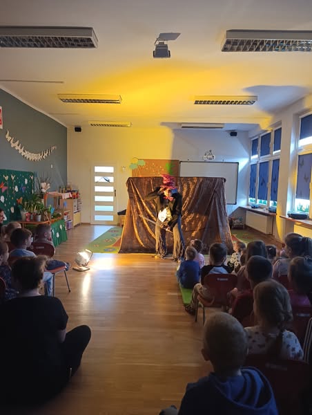Dziś nasze przedszkole odwiedził teatrzyk kukiełkowy reprezentowany przez "Scena Edukacji i Rozrywki SITAR". Dzieci z ogromnym zainteresowaniem obejrzały teatrzyk  pt. ,,Kopciuszek".