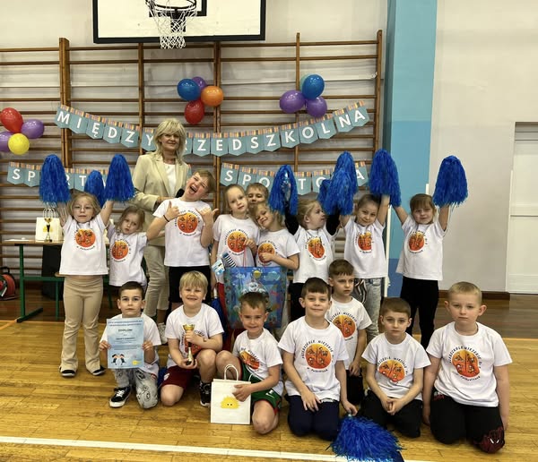 Mamy to 🔥💪 Dzieci z Grupy Skrzaty wzięły udział w XVIII Międzyprzedszkolnej Spartakiadzie Sportowej, podczas kt&oacute;rej z zaangażowaniem i radością reprezentowały naszą plac&oacute;wkę. Za godną postawę, przestrzeganie zasad fair play oraz aktywne uczestnictwo w sportowej rywalizacji, otrzymały dyplom i nagrodę. Jesteśmy dumni z naszych małych sportowc&oacute;w!🫶🏻🫶🏻🫶🏻