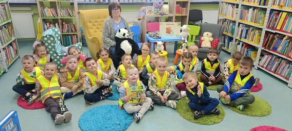 Przedszkolaki odwiedziły Miejsko-Gminną Bibliotekę Publiczną w Polkowicach w ramach akcji "Biblioteka Bliżej Przedszkola"