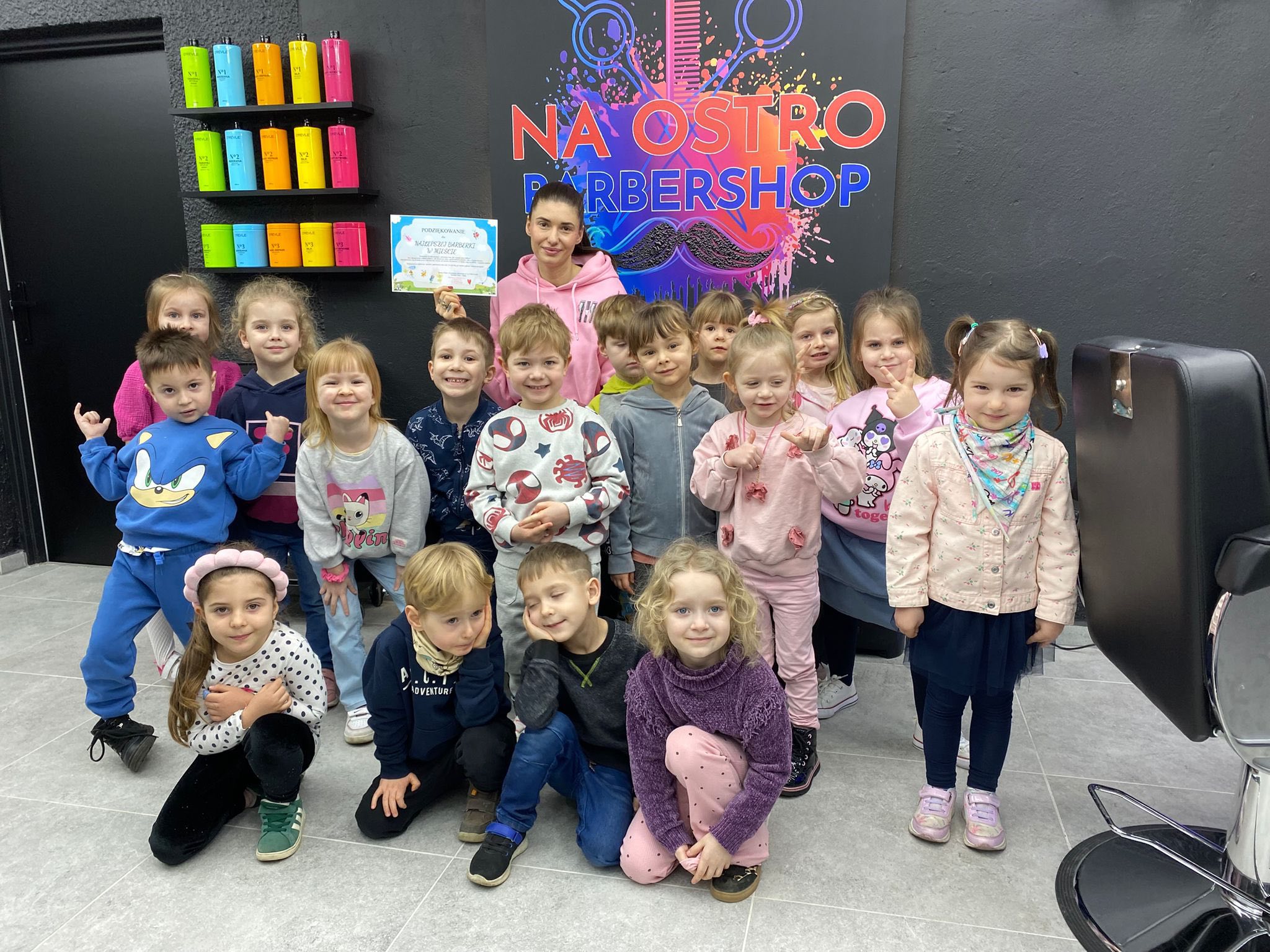 Wizyta przedszkolak&oacute;w z Przedszkola Miejskiego nr 5 w Polkowicach, w salonie Na Ostro Barbershop Polkowice