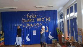 Przedstawienie Twoja Twarz Brzmi Znajomo w wykonaniu rodziców dzieci z grupy Skrzaty