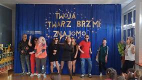 Przedstawienie Twoja Twarz Brzmi Znajomo w wykonaniu rodziców dzieci z grupy Skrzaty