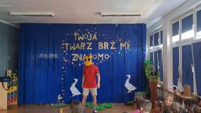 Przedstawienie Twoja Twarz Brzmi Znajomo w wykonaniu rodziców dzieci z grupy Skrzaty