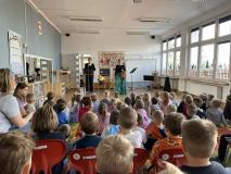 "Kurka Złotopiórka w muzycznym aeroplanie"