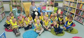 Przedszkolaki odwiedziły Miejsko-Gminną Bibliotekę Publiczną w Polkowicach w ramach akcji "Biblioteka Bliżej Przedszkola"