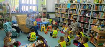 Przedszkolaki odwiedziły Miejsko-Gminną Bibliotekę Publiczną w Polkowicach w ramach akcji "Biblioteka Bliżej Przedszkola"