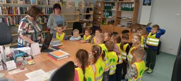 Przedszkolaki odwiedziły Miejsko-Gminną Bibliotekę Publiczną w Polkowicach w ramach akcji "Biblioteka Bliżej Przedszkola"