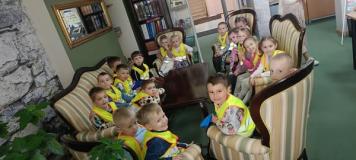 Przedszkolaki odwiedziły Miejsko-Gminną Bibliotekę Publiczną w Polkowicach w ramach akcji "Biblioteka Bliżej Przedszkola"