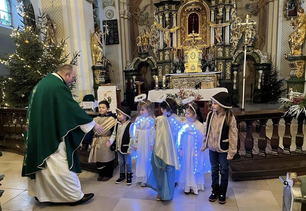 Dzieci z Oddziału Przedszkolnego z Tarnówka miały przyjemność wystąpić podczas mszy św. w Sanktuarium Matki Bożej Jutrzenki Nadziei w Grodowcu 👼🏼 oraz w Komornikach podczas Wieczoru Kolęd 🎼👼🏼
