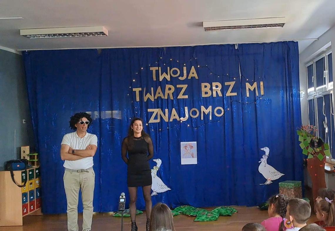 Przedstawienie Twoja Twarz Brzmi Znajomo w wykonaniu rodziców dzieci z grupy Skrzaty