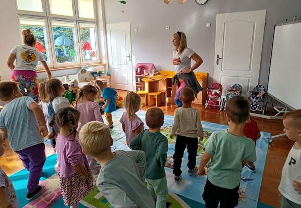 zajęciach taneczno- rytmicznych “Akademia Rysia”.