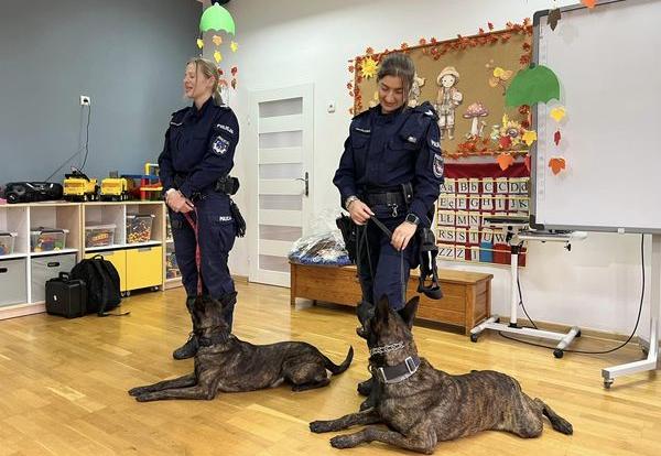  zajęcia warsztatowe z udziałem psa patrolowo-tropiącego i psa do wykrywania narkotyków.