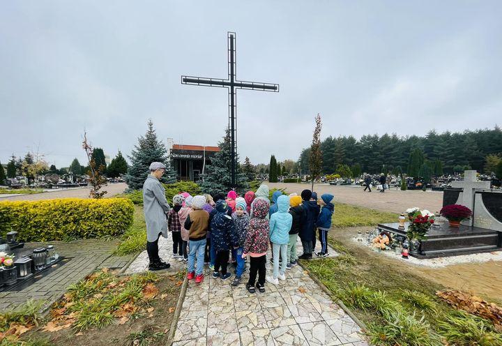 Przedszkolaki z wizytą na cmentarzu – #SzkołaPamięta
