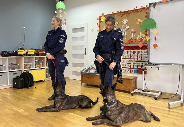 zajęcia warsztatowe z udziałem psa patrolowo-tropiącego i psa do wykrywania narkotyków