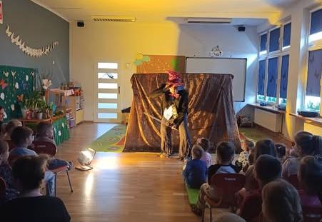Dziś nasze przedszkole odwiedził teatrzyk kukiełkowy reprezentowany przez "Scena Edukacji i Rozrywki SITAR". Dzieci z ogromnym zainteresowaniem obejrzały teatrzyk  pt. ,,Kopciuszek".