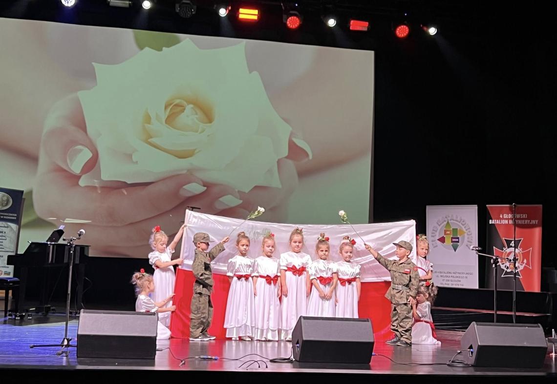 ​ Międzypowiatowym Festiwal Piosenki Patriotycznej „Viva Polonia” 