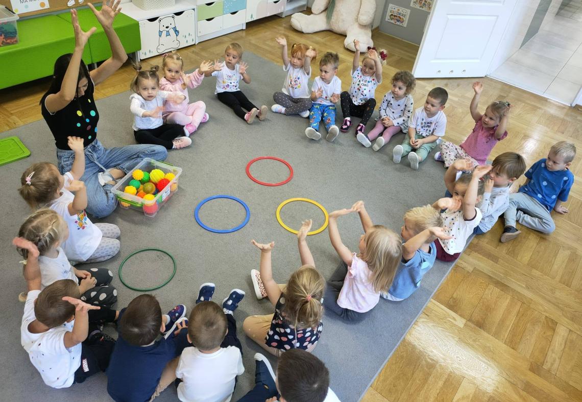 dzień pełen kolorów, kreatywności, nowych doświadczeń i radości z odkrywania!